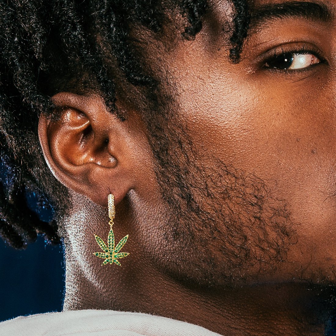 Smaragd cannabisblad hangende oorbellen