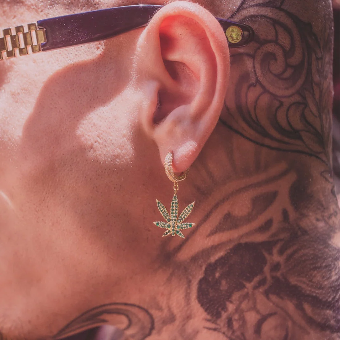 Smaragd cannabisblad hangende oorbellen